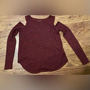 Hollister cold shoulder top in maroon small